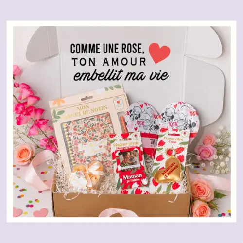 Boîte cadeau ouverte affichant le message affectueux "Comme une rose, ton amour embellit ma vie" avec l'ensemble des articles souvenirs à l'intérieur.