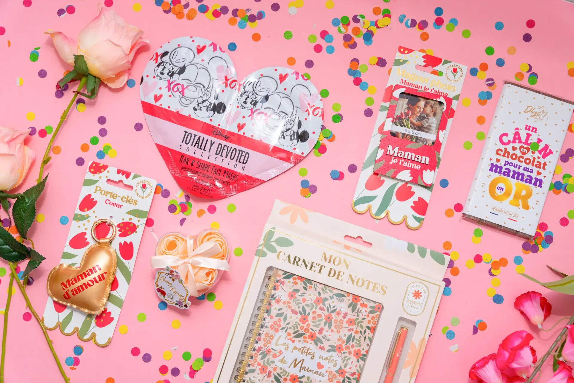 Produits de la box maman personnalisée entourés de roses naturelles, incluant le magnet photo et le porte-clés Maman d'amour