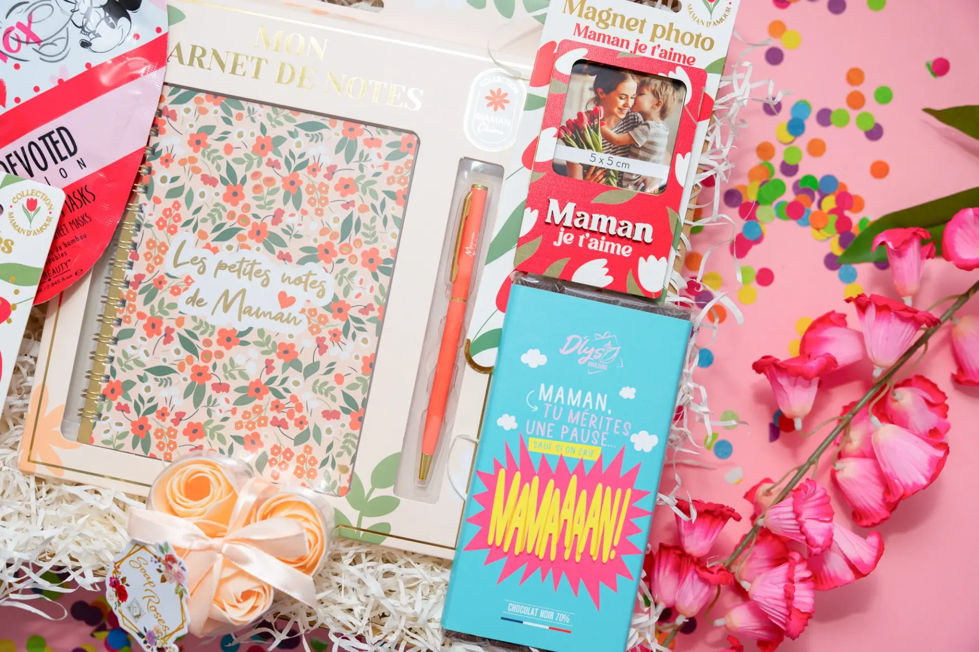Zoom sur le carnet intitulé Les petites notes de Maman et la tablette de chocolat bleue dans la box cadeau maman personnalisé.