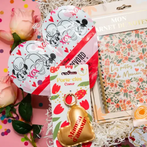 Petits cadeaux maman qu'elle va garder tous les jours, porte-clés et masques de soin