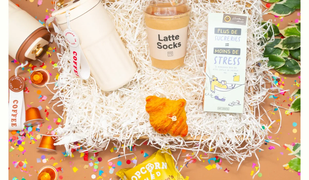 coffret cadeau café qui comprend un thermo, chaussettes coffee, chocolats, bougie croissant et pop corn
