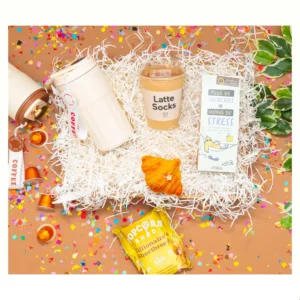 coffret cadeau café qui comprend un thermo, chaussettes coffee, chocolats, bougie croissant et pop corn