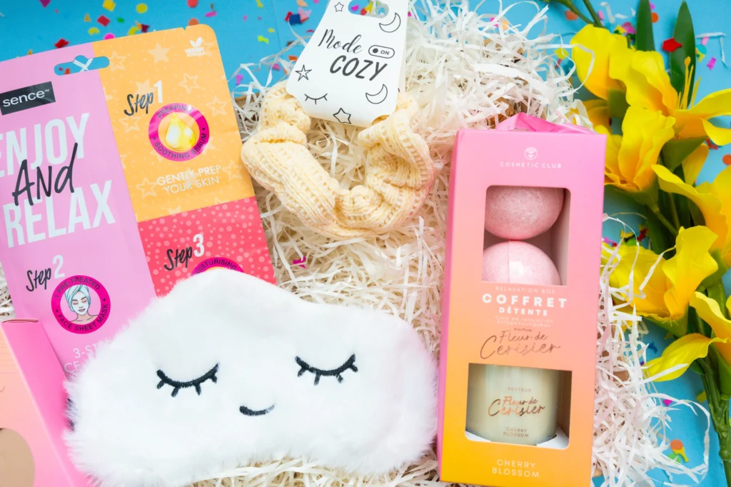 Cadeau Relaxation & Cocooning avec chouchou , masque sommeil nuage , bougie , boules bain et masque visage