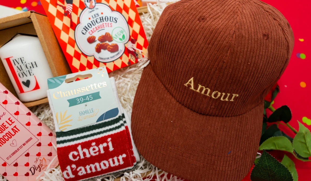 cadeau symbolique homme avec chaussettes 'Chéri', tablette de chocolat 'Je t'aime', bougie 'Live, Laugh, Love', cacahuètes, et casquette en velours personnalisée 'Amour'