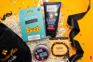 Cadeau surprise homme avec chaussettes 'Homme Parfait', gel nettoyant visage et barbe, bracelet œil de tigre, et crème coiffante pour barbe et cheveux