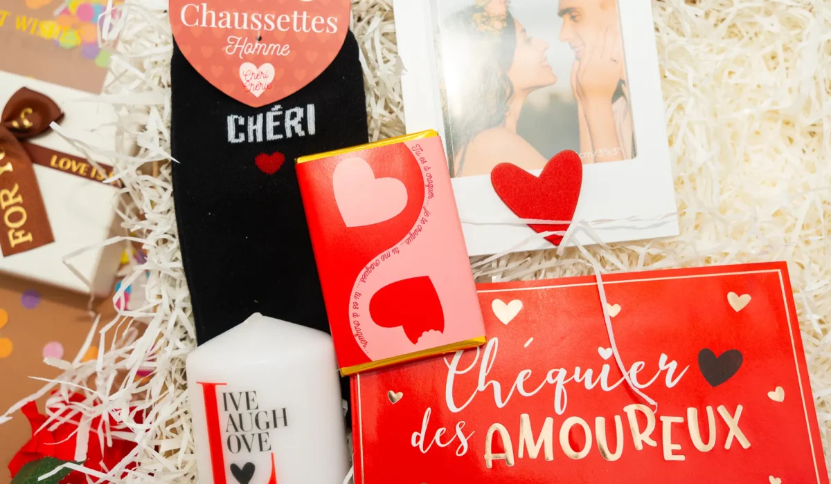 cadeau symbolique homme avec chaussettes 'Chéri', tablette de chocolat 'Je t'aime', bougie 'Live, Laugh, Love', cacahuètes, et casquette en velours personnalisée 'Amour'