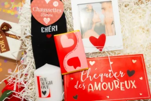 cadeau symbolique homme avec chaussettes 'Chéri', tablette de chocolat 'Je t'aime', bougie 'Live, Laugh, Love', cacahuètes, et casquette en velours personnalisée 'Amour'