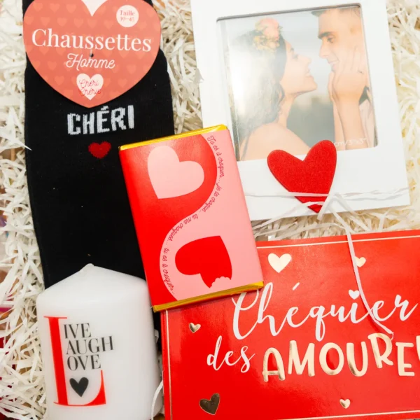 cadeau symbolique homme avec chaussettes 'Chéri', tablette de chocolat 'Je t'aime', bougie 'Live, Laugh, Love', cacahuètes, et casquette en velours personnalisée 'Amour'