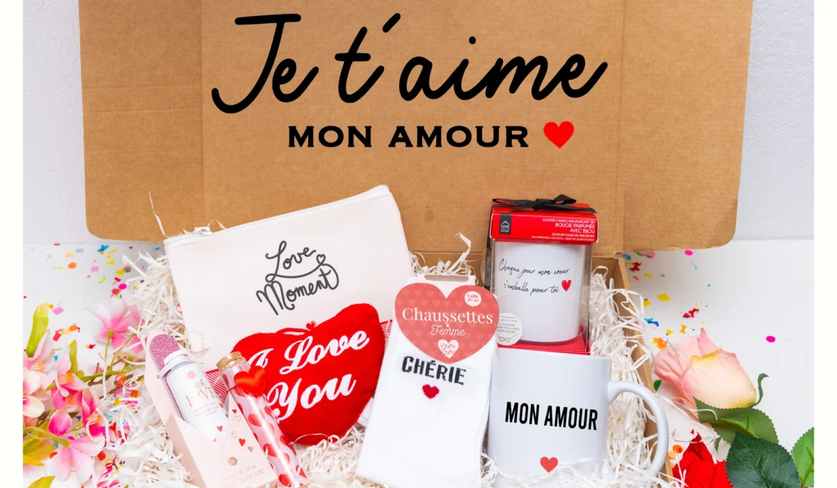 Cadeau pour copine avec pochette Love Moments, mini peluche cœur 'Love You', bougie bijou avec message romantique, tasse personnalisée et crème pour les mains.