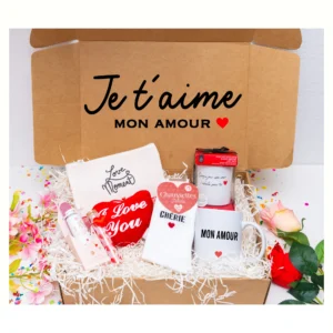 Cadeau pour copine avec pochette Love Moments, mini peluche cœur 'Love You', bougie bijou avec message romantique, tasse personnalisée et crème pour les mains.