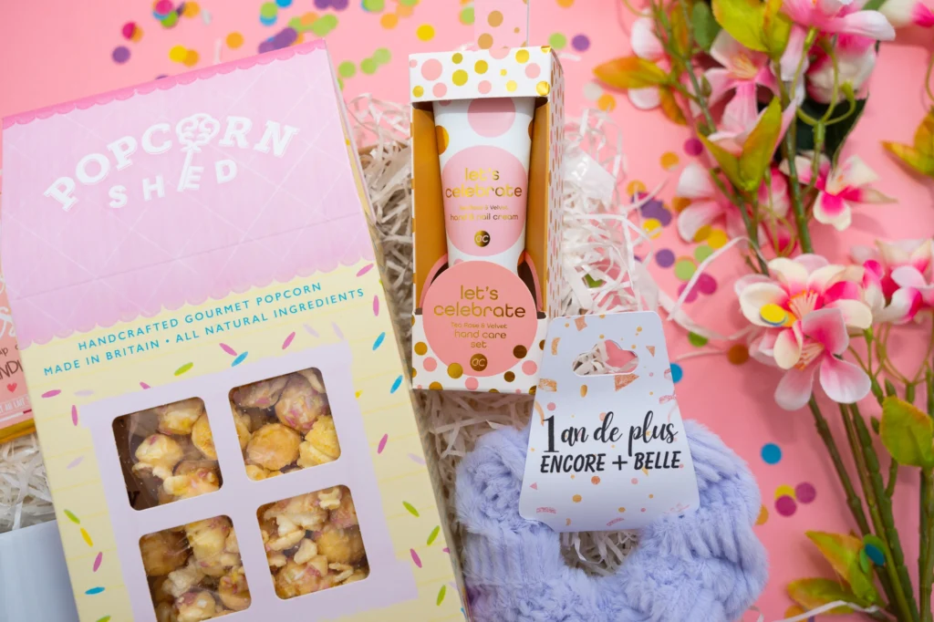 idée cadeau d anniversaire femme avec creme mains et lime , chouchou personnalisé et pop corn