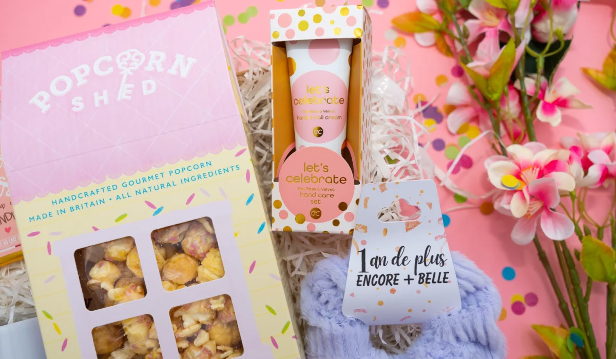 box cadeau femme anniversaire creme mains et lime , chouchou personnalisé et pop corn