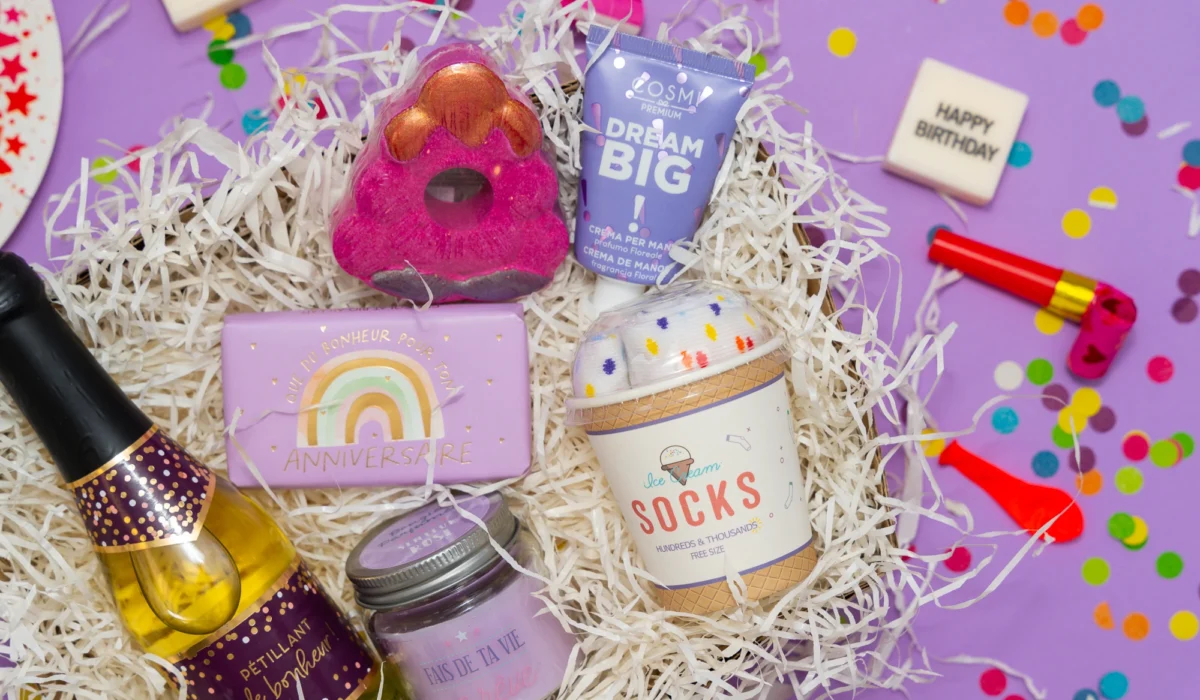 box joyeux anniversaire avec chaussettes en forme de glace, tablette au chocolat , creme des mains , bougie personnalisé