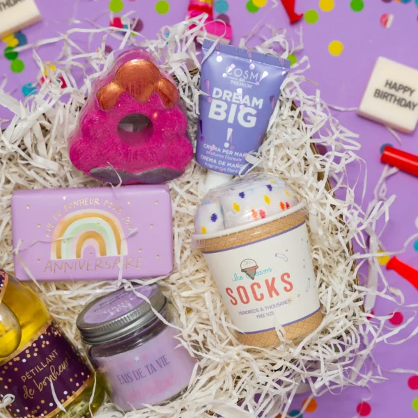 box joyeux anniversaire avec chaussettes en forme de glace, tablette au chocolat , creme des mains , bougie personnalisé