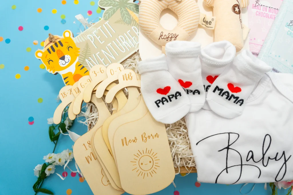 Coffret cadeau de naissance personnalisé avec séparateurs en bois, chaussettes Papa Maman et body bébé