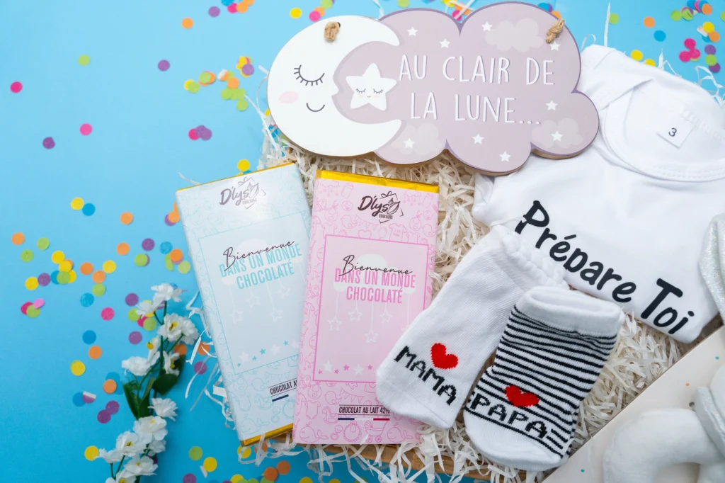 Coffret cadeau de naissance personnalisé avec body bébé, chaussettes et chocolats