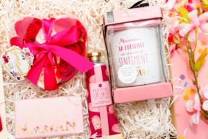 cadeau pour maman , avec tablette chocolat , bougie bijou, crème main et roses pour le bain
