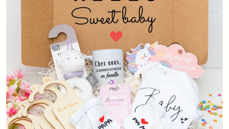Cadeau naissance personnalisé : une box comprenant des séparateurs de penderie en bois, une plaque pour chambre de bébé, un hochet de naissance, un body bébé et des chaussettes pour nouveau-né.