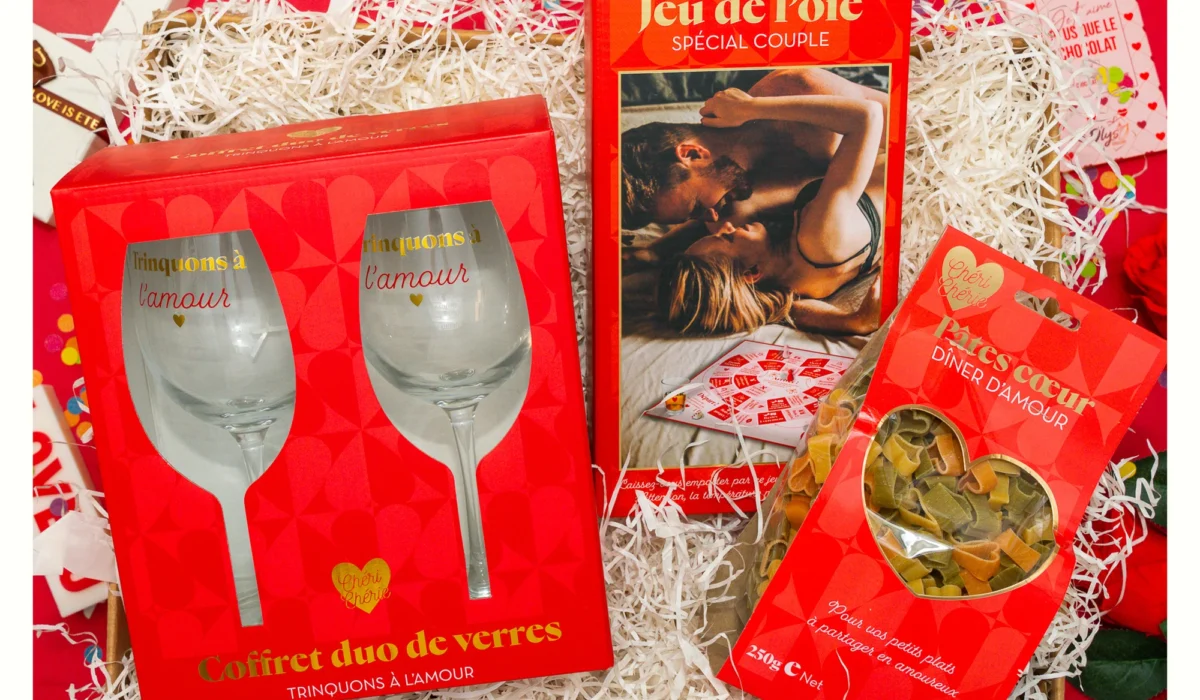 Coffret cadeau pour couple Plaisir à Deux. Contient deux verres à vin gravés 'Trinquons à l'amour', un jeu de l'oie romantique et des pâtes en forme de cœur. Cadeau original et personnalisable pour amoureux.