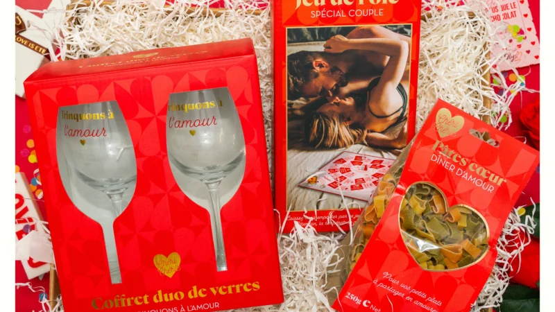 Cadeau pour couple : Une box avec des verres Ă  vin, un jeu spĂ©cial couple et des pĂątes en forme de cĆur pour un dĂźner romantique.