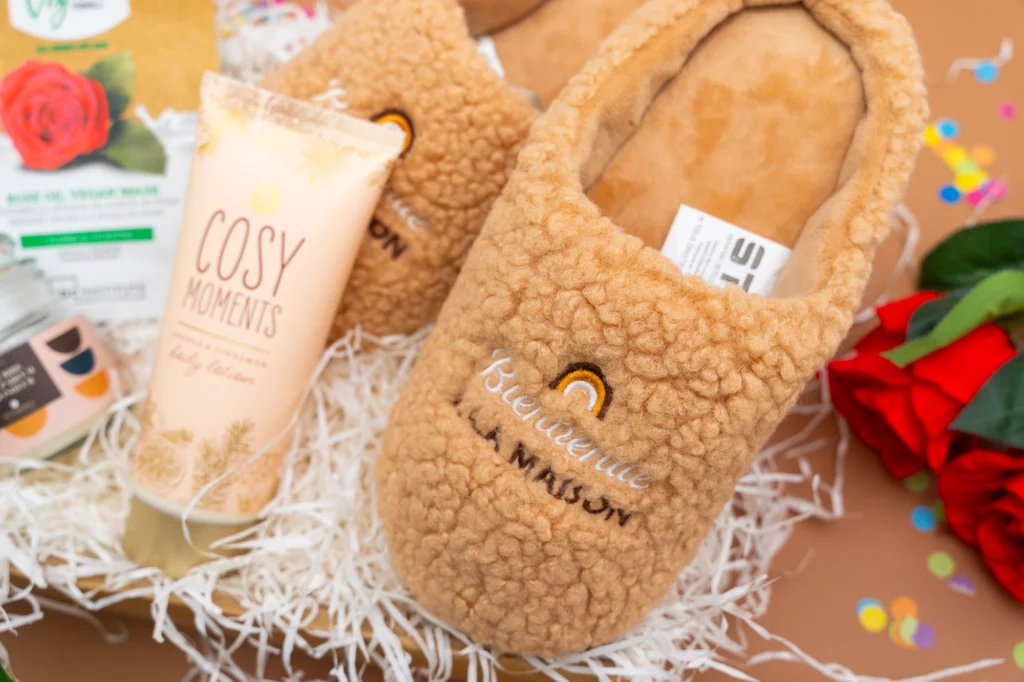 un cadeau qui touche une femme avec pantoufles et crème pour le corps