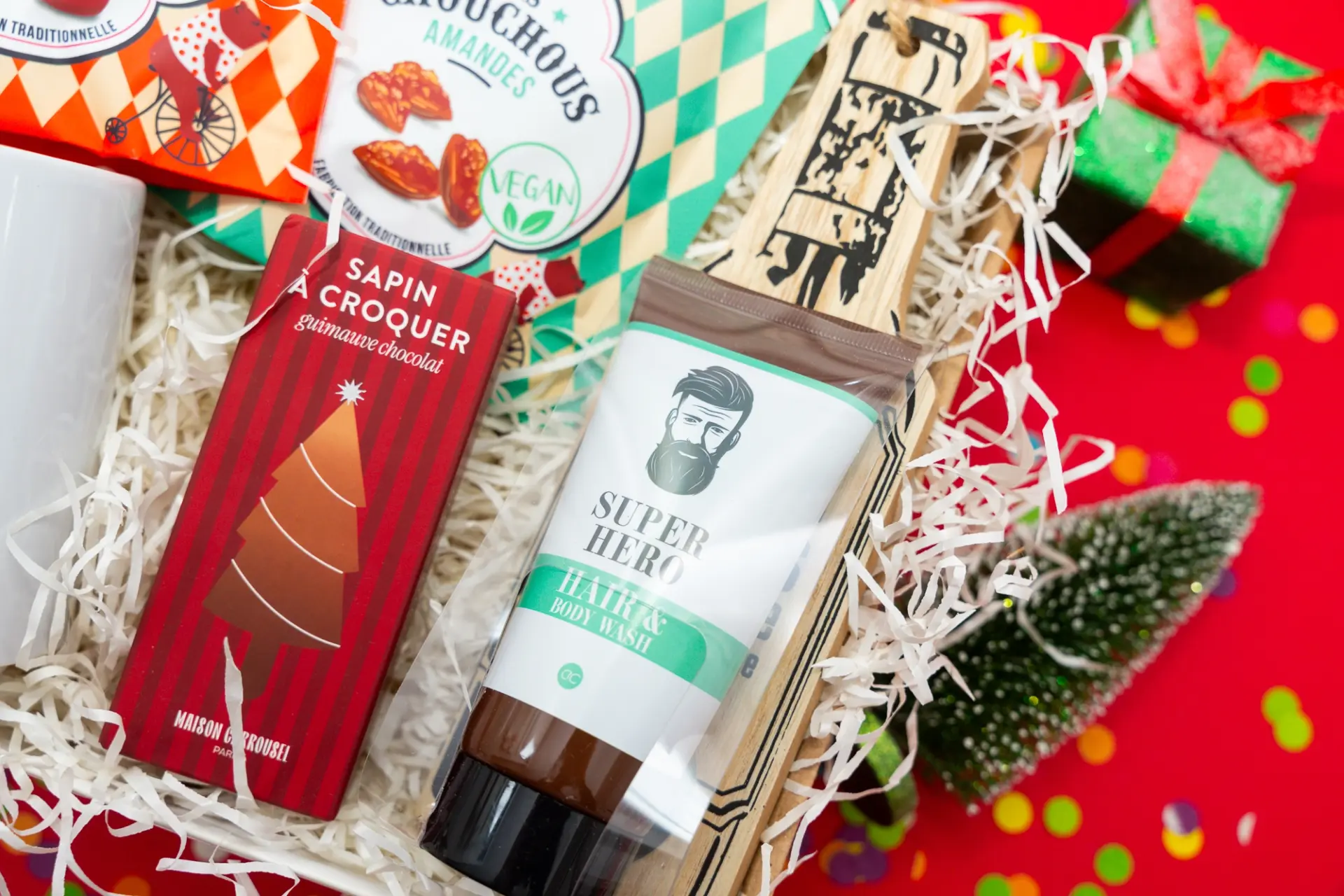 cadeau homme noel avec gel douche et gourmandises: cacahuètes ,amandes et sapin au chocolat à croquer