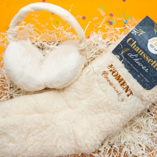 Kit cocooning hiver : cadeau avec chaussettes douillettes et cache-oreilles doux blanc.