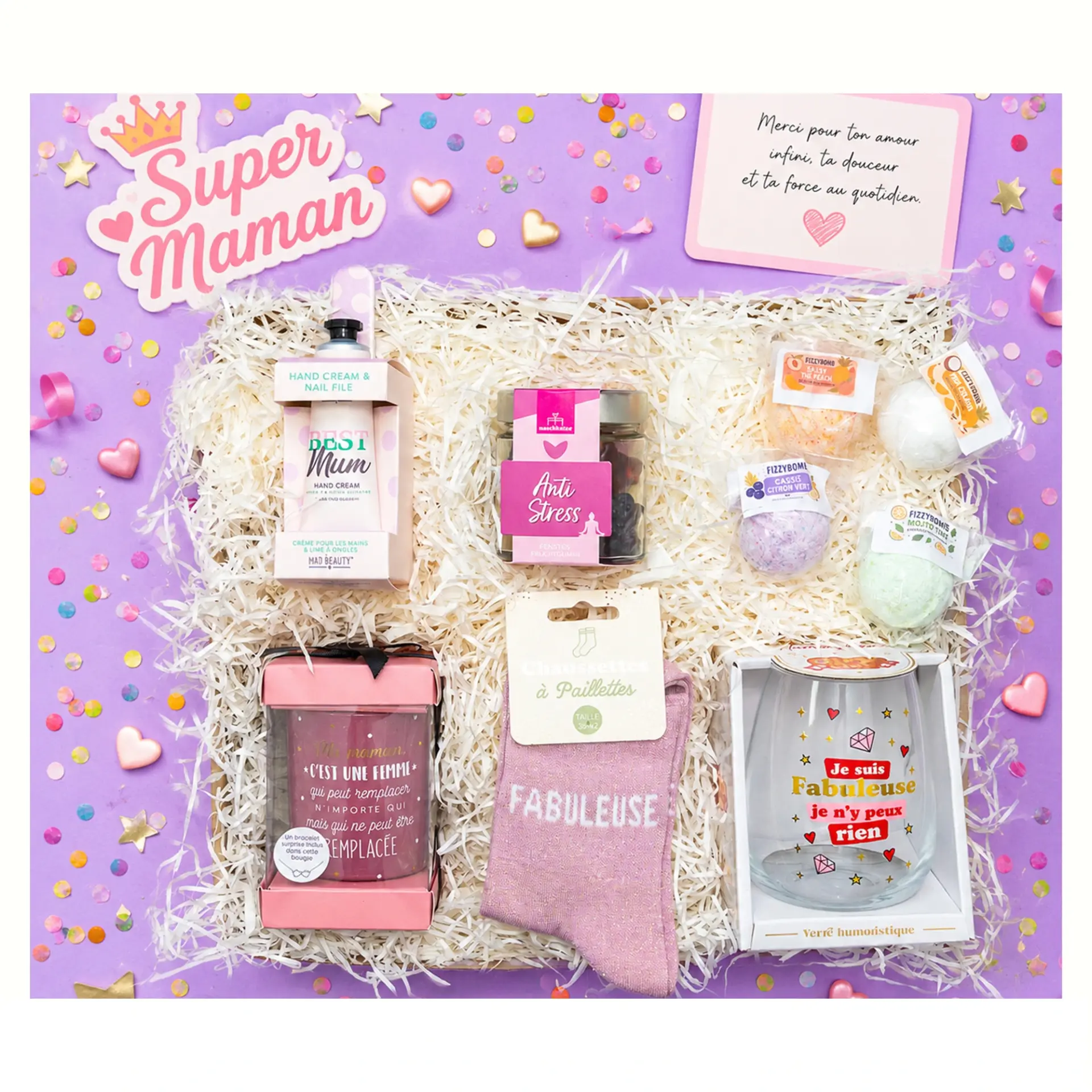 Vue du dessus d'un coffret cadeau maman bien-être avec une carte de vœux et sticker rose Super Maman sur fond violet confetti.