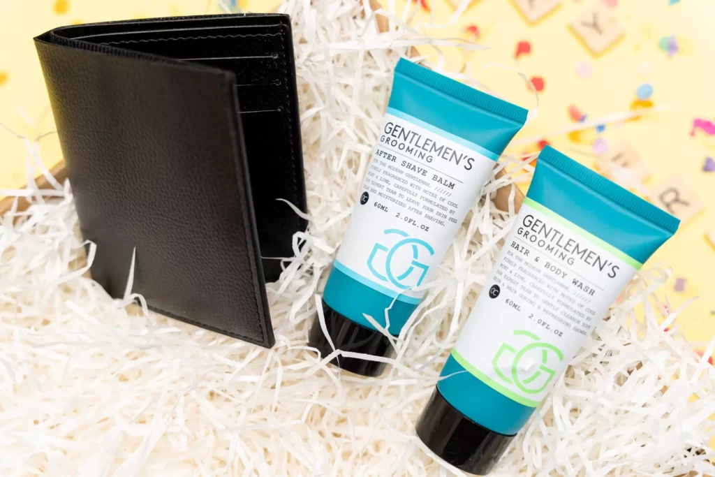 box homme avec gel douche corps & cheveux et une portefeuille élégant.