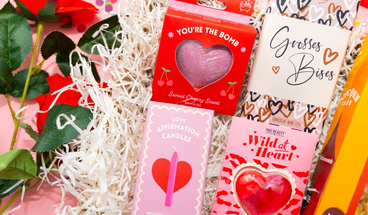 box romantique avec , Bougie parfumée, bombe de bain en forme de coeur , baume à lèvre