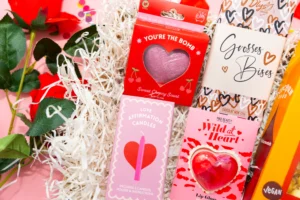box romantique avec , Bougie parfumée, bombe de bain en forme de coeur , baume à lèvre