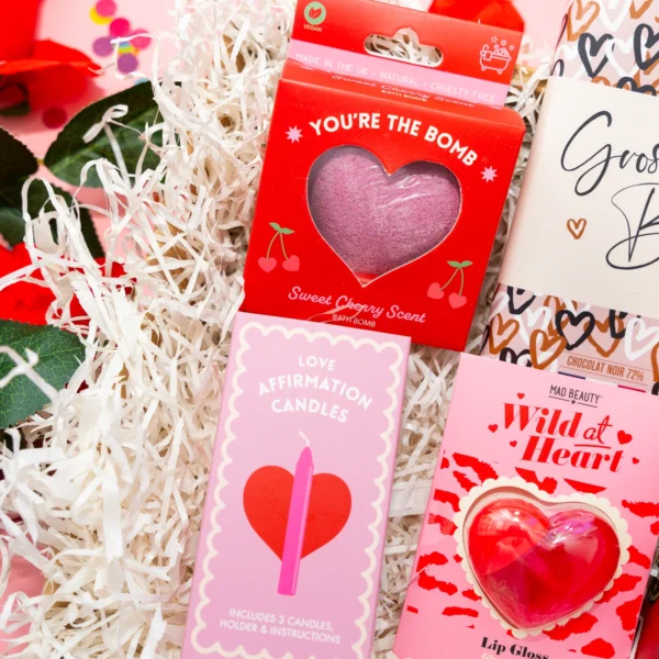 box romantique avec , Bougie parfumée, bombe de bain en forme de coeur , baume à lèvre