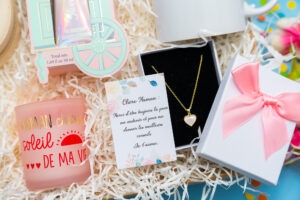 Coffret cadeau original pour maman comprenant une crème carrosse princesse, un bijou en forme de cœur ou ‘Mom’, une bougie personnalisée, une carte à gratter avec un message spécial et une boîte personnalisée pour ranger ses bijoux