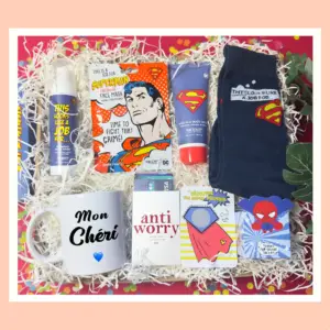 Coffret cadeau homme original comprenant savon pour cheveux et corps, mousse nettoyante visage, chaussettes Super Man, bonbons, carte à gratter ‘Super toi’ et porte-cartes original – idée cadeau homme unique et originale.