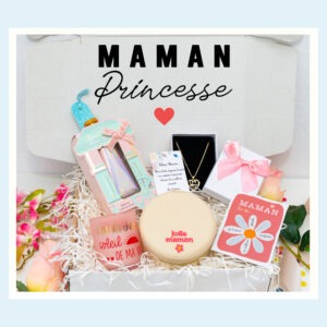 Coffret cadeau original pour maman comprenant une crème carrosse princesse, un bijou en forme de cœur ou ‘Mom’, une bougie personnalisée, une carte à gratter avec un message spécial et une boîte personnalisée pour ranger ses bijoux