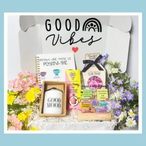 Coffret cadeau femme Good Vibes personnalisé contenant une bougie Good Mood, un carnet Positivi-thé, des pétales de bain et une infusion. Cadeau détente et bien-être