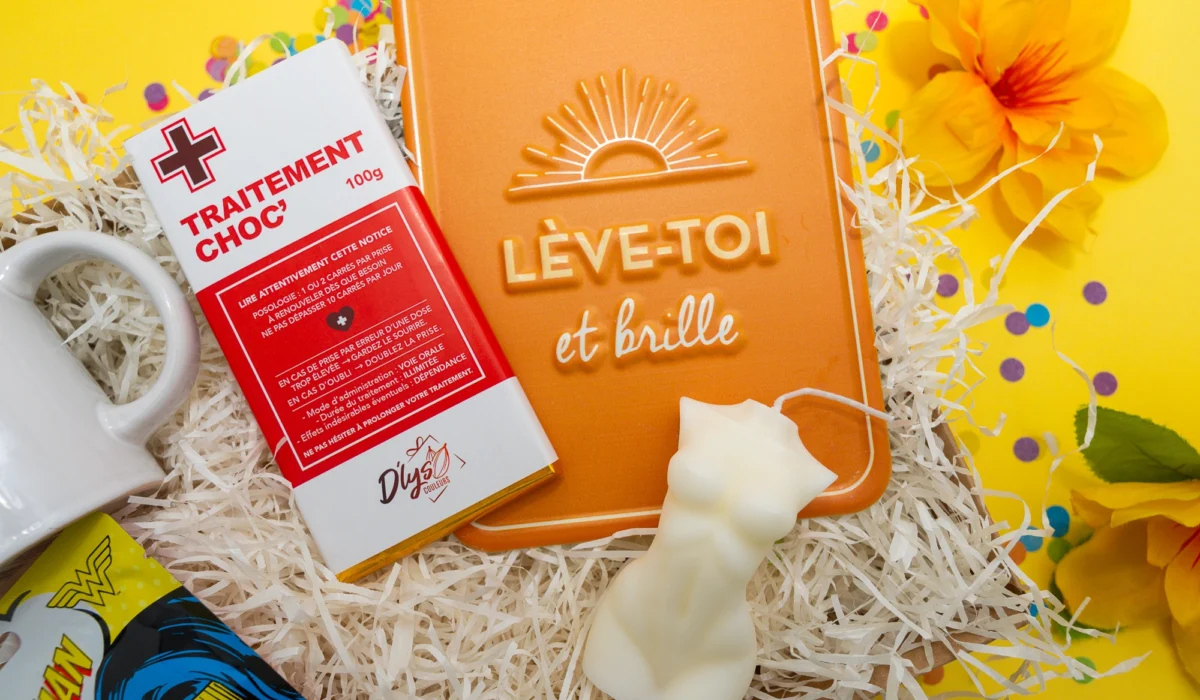 cadeau sympa femme avec tableau inspirant avec message 'Lève-toi et brille' et tablette chocolat, bougie corps