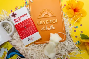 cadeau sympa femme avec tableau inspirant avec message 'Lève-toi et brille' et tablette chocolat, bougie corps