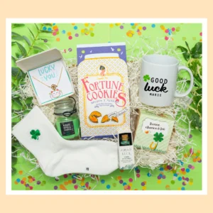 Coffret cadeau personnalisable 'Bonne Chance' pour femme. Kit porte-bonheur contenant un Eco-Cube trèfle à quatre feuilles à planter, un bijou, des chaussettes, des pierres d'aventurine et une bougie magique. Idée cadeau chance ou nouveau départ.