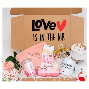 cadeau soeur de coeur avec pochette la vie en rose, chaussettes, bougie love is in the air , tasse personnalisé et gateau avec bonbons