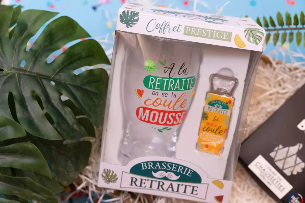 Cadeau retraite homme : un coffret avec verre à bière personnalisé 'À la retraite, on se la coule mousse' et un ouvre-bouteille,
