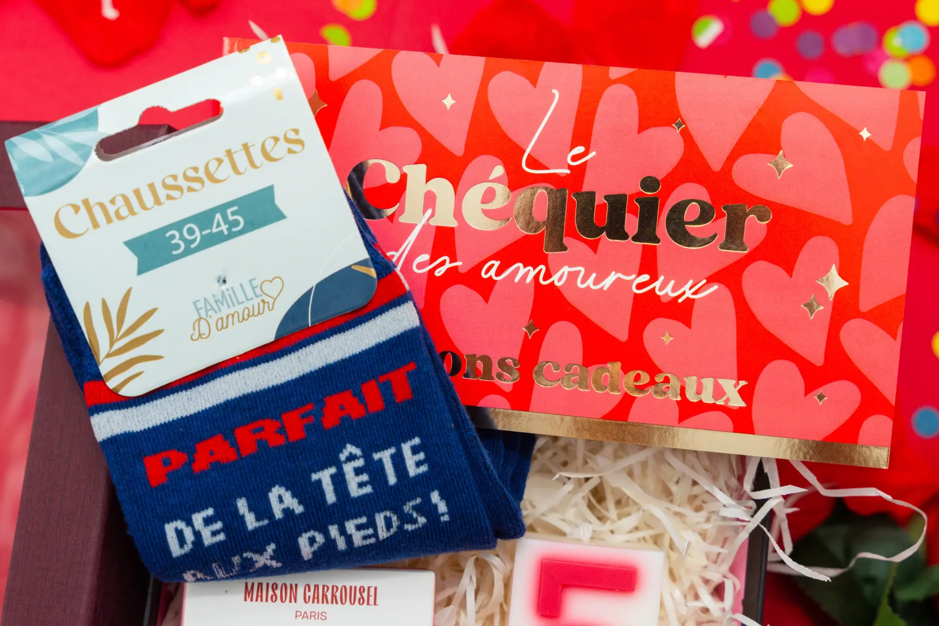 Coffret cadeau romantique Love Box avec chaussettes « Parfait de la tête aux pieds », carte « Le chéquier des amoureux » et autres articles dans une présentation festive