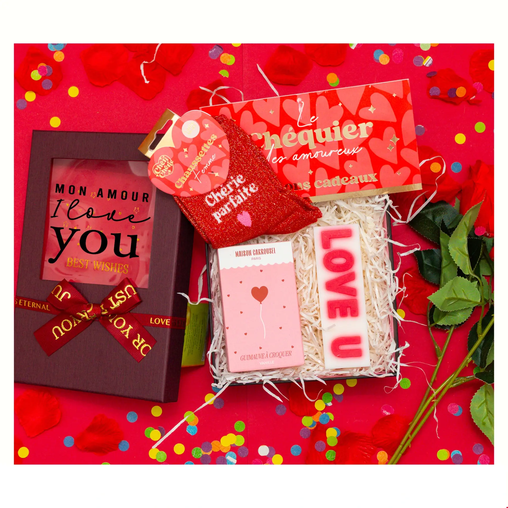 Love Box pour couple ouverte montrant plusieurs surprises à offrir : des chaussettes rouges « Chérie parfaite », un chéquier d’amour, une gourmandise ou chocolat et une bougie « LOVE U », le tout à l’intérieur d’une boîte élégante à offrir