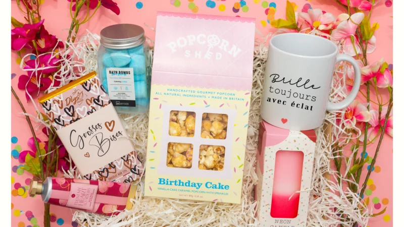 box cadeau anniversaire femme avec pop corn creme de main tablette de chocolat bougie