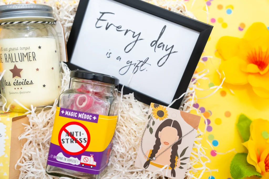 Cadeau personnalisable femme avec cadre photo , bonbons anti stress, bijou solitaire, bougie