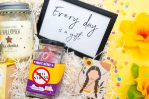 Cadeau personnalisable femme avec cadre photo , bonbons anti stress, bijou solitaire, bougie