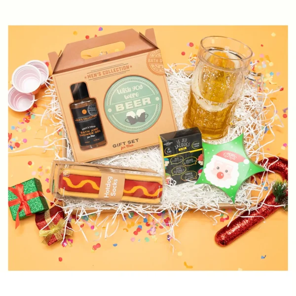 cadeaux anniversaire homme avec kit gel douche pour le corps, sous-verres spéciaux bière, chaussettes fun en forme de hot dog, chope à bière à mettre au congélateur et cartes à jouer Jacques a dit