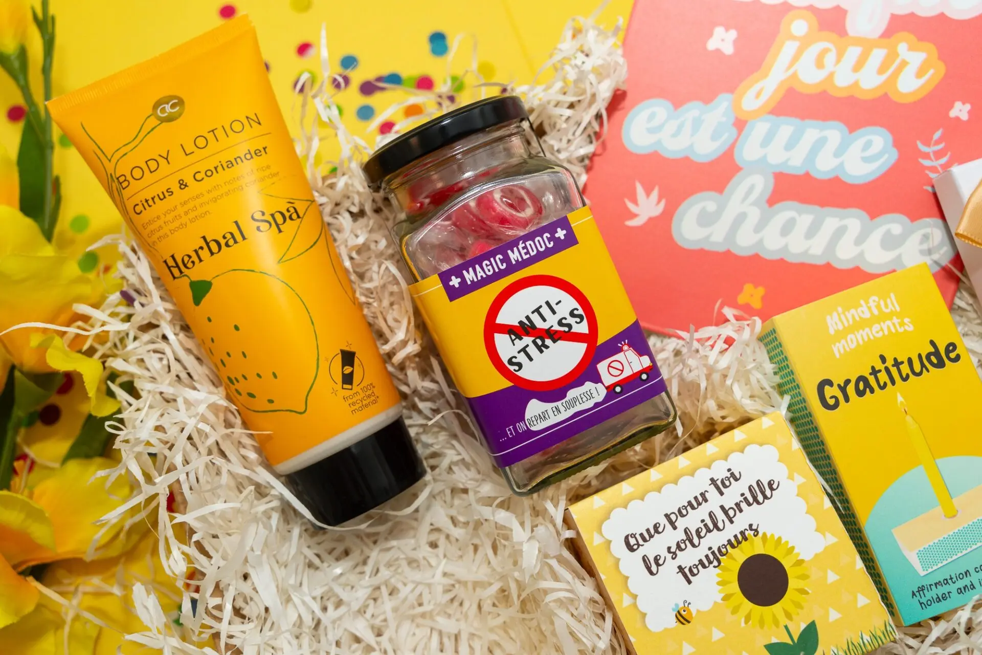 Coffret cadeau femme personnalisable 'Every Day is a Gift'. Contient une bougie, une crème corps Herbal Spa, un cadre décoratif et un éco-cube tournesol à planter. Idée cadeau bien-être et symbolique pour elle