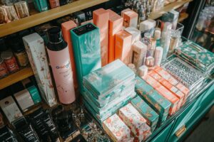 Rangée de boîtes et flacons cosmétiques aux tons pastels et turquoise