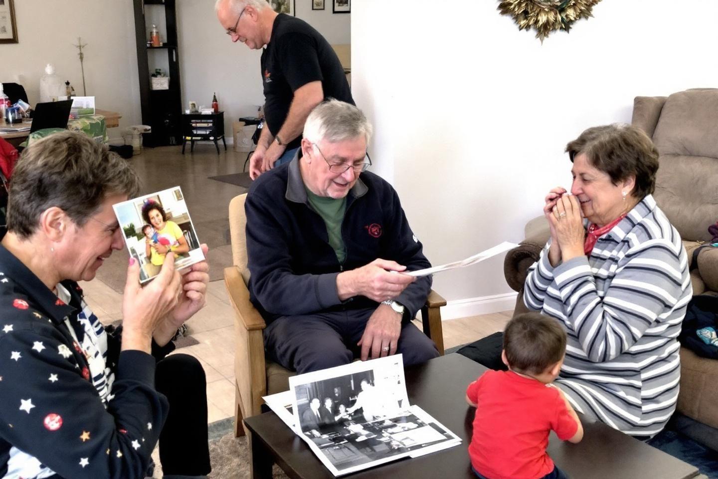 Personnes âgées regardant des photos avec un enfant